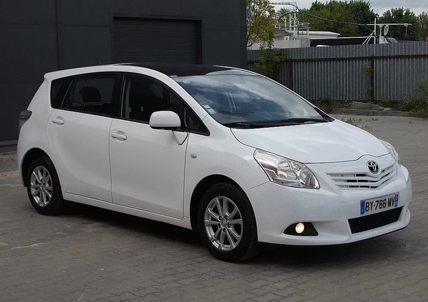 Toyota Verso cena 28900 przebieg: 235000, rok produkcji 2011 z Karczew małe 436